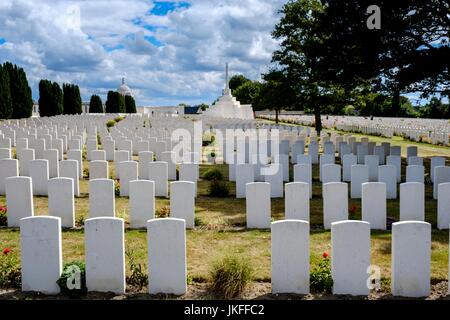 Passchendaele, Flandre, Belgique. 23 juillet 2017. Cimetière de Tyne Cot Passchendaele se prépare à la commémoration des événements à lieu le 30 juillet - le 100e anniversaire de la Bataille de Passchendaele. Cimetière de Tyne Cot commémore près de 35 000 militaires du Royaume-Uni et de la Nouvelle-Zélande qui est mort dans le saillant d'Ypres après le 16 août 1917 et dont les tombes ne sont pas connus. Banque D'Images