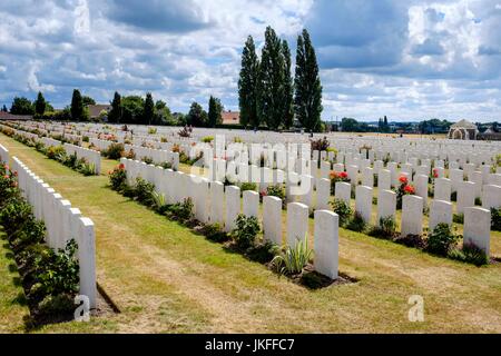 Passchendaele, Flandre, Belgique. 23 juillet 2017. Cimetière de Tyne Cot Passchendaele se prépare à la commémoration des événements à lieu le 30 juillet - le 100e anniversaire de la Bataille de Passchendaele. Cimetière de Tyne Cot commémore près de 35 000 militaires du Royaume-Uni et de la Nouvelle-Zélande qui est mort dans le saillant d'Ypres après le 16 août 1917 et dont les tombes ne sont pas connus. Banque D'Images