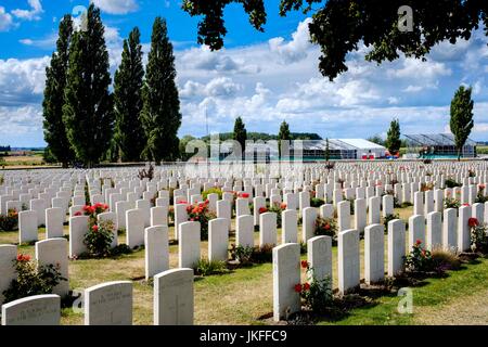 Passchendaele, Flandre, Belgique. 23 juillet 2017. Cimetière de Tyne Cot Passchendaele se prépare à la commémoration des événements à lieu le 30 juillet - le 100e anniversaire de la Bataille de Passchendaele. Cimetière de Tyne Cot commémore près de 35 000 militaires du Royaume-Uni et de la Nouvelle-Zélande qui est mort dans le saillant d'Ypres après le 16 août 1917 et dont les tombes ne sont pas connus. Banque D'Images