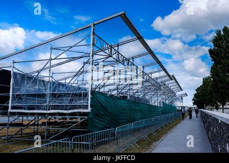 Passchendaele, Flandre, Belgique. 23 juillet 2017. Cimetière de Tyne Cot Passchendaele se prépare à la commémoration des événements à lieu le 30 juillet - le 100e anniversaire de la Bataille de Passchendaele. Est érigé en préparation. Cimetière de Tyne Cot commémore près de 35 000 militaires du Royaume-Uni et de la Nouvelle-Zélande qui est mort dans le saillant d'Ypres après le 16 août 1917 et dont les tombes ne sont pas connus. Banque D'Images