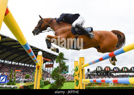 Cavalier allemand Andreas Kreuzer sautant par-dessus un obstacle sur son cheval Calvilot pendant le tournoi équestre de CHIO à Aix-la-Chapelle, Allemagne, 23 juillet 2017. Photo : Uwe Anspach/dpa Banque D'Images