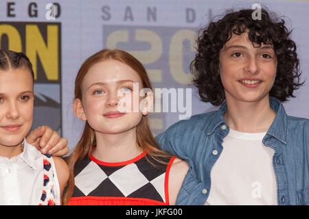 San Diego, États-Unis. 22 juillet, 2017. Trois jours dans la région de Hall H. Netflix's Stranger Things.Millie Bobby Brown, Sadie, évier, et Finn Wolfhard Crédit : Daren Fentiman/ZUMA/Alamy Fil Live News Banque D'Images