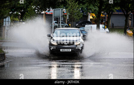 Bristol, Royaume-Uni. 23 juillet, 2017. Négocier les pilotes leur chemin à travers des routes inondées dans le centre de Bristol. Forte tempête gratuites ont conduit à des inondations dans certains secteurs de la ville. 23 Juillet 2017 Crédit : Adam Gasson/Alamy Live News Banque D'Images