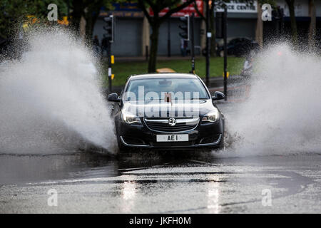 Bristol, Royaume-Uni. 23 juillet, 2017. Négocier les pilotes leur chemin à travers des routes inondées dans le centre de Bristol. Forte tempête gratuites ont conduit à des inondations dans certains secteurs de la ville. 23 Juillet 2017 Crédit : Adam Gasson/Alamy Live News Banque D'Images