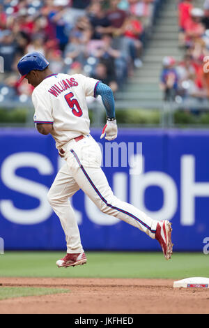 Philadelphie, Pennsylvanie, USA. 23 juillet, 2017. Droit des Phillies de Philadelphie fielder Nick Williams (5) les bases rondes après avoir frappé un deux-au cours de la MLB match entre les Phillies de Philadelphie et à la Citizens Bank Park de Philadelphie, Pennsylvanie. Christopher Szagola/CSM/Alamy Live News Banque D'Images