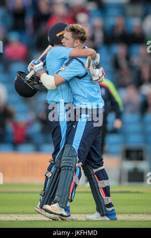 Headingley, UK. 23 juillet, 2017. David Willey (Yorkshire CCC) est félicité d'avoir atteint un siècle durant la Natwest T20 jeu entre le Yorkshire Vikings v Rapids Worcestershire le dimanche 23 juillet 2017. Photo par Mark P Doherty. Credit : Pris Light Photography Limited/Alamy Live News Banque D'Images