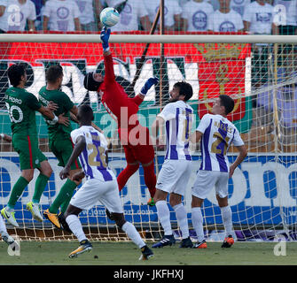 Budapest, Hongrie. 23 juillet, 2017. Gardien de Filip Pajovic # 1 de Ujpest FC conseils le ballon avec ses doigts entre Benjamin Balazs # 21 de Ujpest FC, Mijusko Bojovic # 19 de Ujpest FC, Tamas Priskin (L2) de Ferencvarosi TC et Rui Pedro (L) de Ferencvarosi TC au cours de la Banque Hongroise OTP Liga match entre Ujpest FC et Ferencvarosi TC à Ferenc Szusza Stadium le 23 juillet 2017 à Budapest, Hongrie. Credit : Laszlo Szirtesi/Alamy Live News Banque D'Images