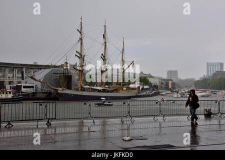 Bristol, Royaume-Uni. 23 juillet, 2017. L'Harbour Festival a commencé en 1971 par un groupe de propriétaires de bateaux essayant d'arrêter le remplissage de conseil municipal de Bristol dans le port, ils ont réussi. Encore aujourd'hui principalement un festival gratuit et avoir un thème nautique un avec une variété de bateaux dans le port flottant, il a évolué et grandi. Cette année la pluie, parfois pesante, alternant avec un peu de soleil a la présence de coupe légèrement. À l'échelle du le port de Bristol à l'Kaskelot tall ship et amphithéâtre Scène durant l'un des h crédit : Charles Stirling/Alamy Live News Banque D'Images