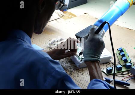 (170724) -- Pinar del Rio, le 24 juillet 2017 (Xinhua) -- Image prise le 19 juillet 2017 montre un membre du personnel des composants photovoltaïques à l'Ernesto Che Guevara, l'usine de composants électroniques dans la province de Pinar del Rio, Cuba. Avec l'aide de la Chine, Cuba espère produire plus de panneaux solaires, dans le cadre d'une plus grande de la part du gouvernement pour promouvoir les sources d'énergie renouvelables et l'électrification de régions éloignées. Banque D'Images