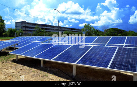 (170724) -- Pinar del Rio, le 24 juillet 2017 (Xinhua) -- Image prise le 19 juillet 2017 montre fini de panneaux photovoltaïques à l'Ernesto Che Guevara, l'usine de composants électroniques dans la province de Pinar del Rio, Cuba. Avec l'aide de la Chine, Cuba espère produire plus de panneaux solaires, dans le cadre d'une plus grande de la part du gouvernement pour promouvoir les sources d'énergie renouvelables et l'électrification de régions éloignées. Banque D'Images