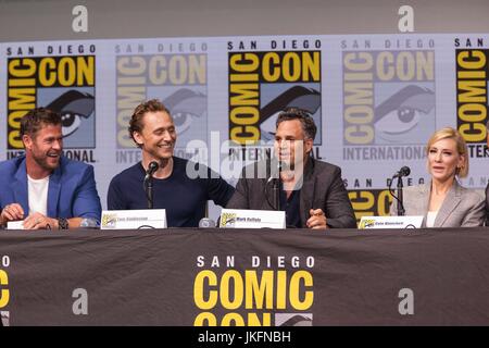 San Diego, États-Unis. 22 juillet, 2017. Trois jours dans la région de Hall H. Marvel Studios Président Kevin Feige Hall H fans donnant un coup d'oeil à ce qui est à venir dans l'univers cinématographique Marvel.Kevin Feige a pris la voie à un groupe de présenter l'univers cinématographique Marvel.vu ici : (L - R) acteurs Chris Hemsworth, Tom Hiddleston, Mark Ruffalo, Cate Blanchett. à partir de studios Marvel Thor Raganrok au San Diego Comic-Con 2017 International. Credit : Daren Fentiman/ZUMA/Alamy Fil Live News Banque D'Images