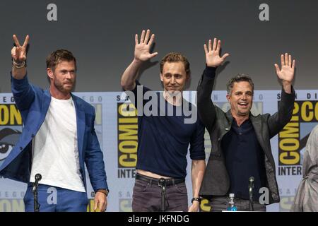 San Diego, États-Unis. 22 juillet, 2017. Trois jours dans la région de Hall H. Marvel Studios Président Kevin Feige Hall H fans donnant un coup d'oeil à ce qui est à venir dans l'univers cinématographique Marvel.Kevin Feige a pris la voie à un groupe de présenter l'univers cinématographique Marvel.vu ici :(L - R) Acteurs Chris Hemsworth, Tom Hiddleston et Mark Ruffalo Marvel de StudiosThor Ragnarok au San Diego Comic-Con 2017 International. Credit : Daren Fentiman/ZUMA/Alamy Fil Live News Banque D'Images