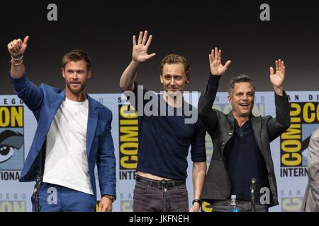 San Diego, États-Unis. 22 juillet, 2017. Trois jours dans la région de Hall H. Marvel Studios Président Kevin Feige Hall H fans donnant un coup d'oeil à ce qui est à venir dans l'univers cinématographique Marvel.Kevin Feige a pris la voie à un groupe de présenter l'univers cinématographique Marvel.vu ici :(L - R) Acteurs Chris Hemsworth, Tom Hiddleston et Mark Ruffalo Marvel de StudiosThor Ragnarok au San Diego Comic-Con 2017 International. Credit : Daren Fentiman/ZUMA/Alamy Fil Live News Banque D'Images