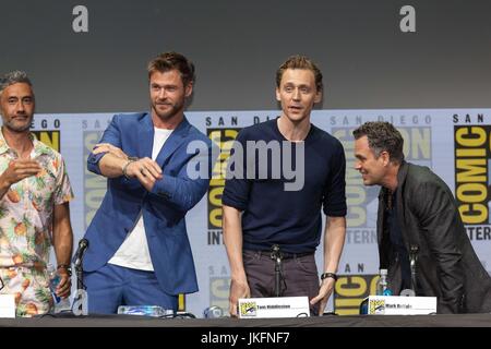 San Diego, États-Unis. 22 juillet, 2017. Trois jours dans la région de Hall H. Marvel Studios Président Kevin Feige Hall H fans donnant un coup d'oeil à ce qui est à venir dans l'univers cinématographique Marvel.Kevin Feige a pris la voie à un groupe de présenter l'univers cinématographique Marvel.vu ici : (L - R) Kevin Feige Producteur, Directeur, Taika Waititi acteurs Chris Hemsworth, Tom Hiddleston, Mark Ruffalo. à partir de studios Marvel Thor Raganrok au San Diego Comic-Con 2017 International. Credit : Daren Fentiman/ZUMA/Alamy Fil Live News Banque D'Images