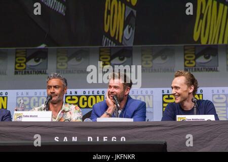 San Diego, États-Unis. 22 juillet, 2017. Trois jours dans la région de Hall H. Marvel Studios Président Kevin Feige Hall H fans donnant un coup d'oeil à ce qui est à venir dans l'univers cinématographique Marvel.Kevin Feige a pris la voie à un groupe de présenter l'univers cinématographique Marvel.vu ici :(L - R) Acteurs Chris Hemsworth, Tom Hiddleston Marvel de StudiosThor Ragnarok au San Diego Comic-Con 2017 International. Credit : Daren Fentiman/ZUMA/Alamy Fil Live News Banque D'Images