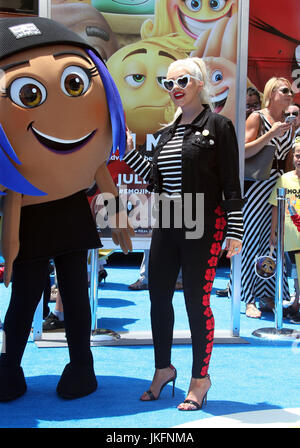 Westwood, USA. 23 juillet, 2017. 23 juillet 2017 - Westwood, Californie - Christian Aguilera. ''L'Emoji'' Première mondiale tenue au Regency Village Theatre. Crédit photo : F. Sadou/AdMedia Crédit : F. Sadou/AdMedia/ZUMA/Alamy Fil Live News Banque D'Images