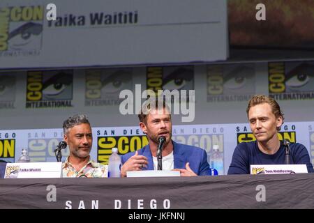 San Diego, États-Unis. 22 juillet, 2017. Trois jours dans la région de Hall H. Marvel Studios Président Kevin Feige Hall H fans donnant un coup d'oeil à ce qui est à venir dans l'univers cinématographique Marvel.Kevin Feige a pris la voie à un groupe de présenter l'univers cinématographique Marvel.vu ici :(L - R) Acteurs Chris Hemsworth, Tom Hiddleston Marvel de StudiosThor Ragnarok au San Diego Comic-Con 2017 International. Credit : Daren Fentiman/ZUMA/Alamy Fil Live News Banque D'Images