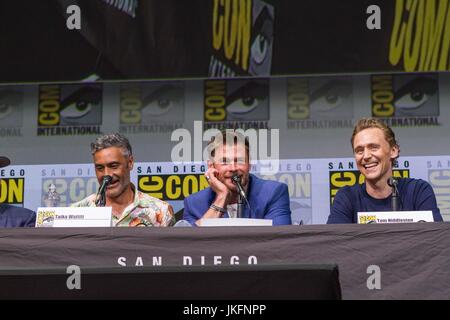 San Diego, États-Unis. 22 juillet, 2017. Trois jours dans la région de Hall H. Marvel Studios Président Kevin Feige Hall H fans donnant un coup d'oeil à ce qui est à venir dans l'univers cinématographique Marvel.Kevin Feige a pris la voie à un groupe de présenter l'univers cinématographique Marvel.vu ici :(L - R) Acteurs Chris Hemsworth, Tom Hiddleston Marvel de StudiosThor Ragnarok au San Diego Comic-Con 2017 International. Credit : Daren Fentiman/ZUMA/Alamy Fil Live News Banque D'Images
