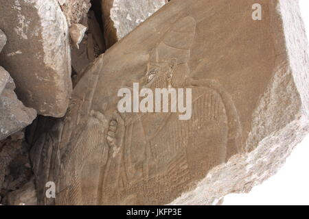 Nimrud, de l'Iraq. Le 11 mai, 2017. Les restes d'un mur détruit soulagement des Rois Assyriens Palace peuvent être vus au Nimrud site archéologique au nord de l'Irak, le 11 mai 2017. Photo : Jan Kuhlmann/dpa/Alamy Live News Banque D'Images