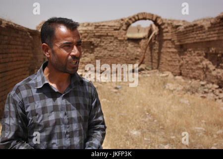 Nimrud, de l'Iraq. Le 11 mai, 2017. Photo du peuple iraquien Abu Jasim montrant les restes de près de 3000 ans, Palais du Roi à Nimrud dans le nord de l'Iraq, prises le 11 mai 2017. Photo : Jan Kuhlmann/dpa/Alamy Live News Banque D'Images