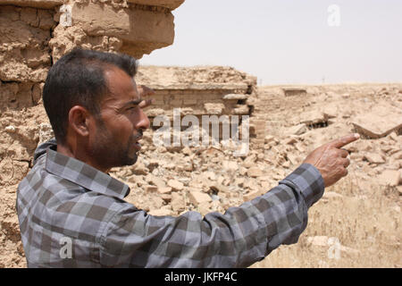 Nimrud, de l'Iraq. Le 11 mai, 2017. Photo du peuple iraquien Abu Jasim montrant les restes de près de 3000 ans, Palais du Roi à Nimrud dans le nord de l'Iraq, prises le 11 mai 2017. Photo : Jan Kuhlmann/dpa/Alamy Live News Banque D'Images