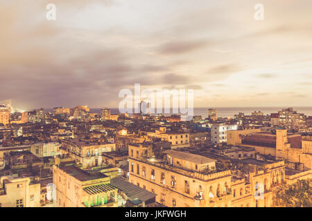 Coucher de soleil sur la vieille Havane, La Habana Vieja, au-dessus de la vieille ville historique de vue sur le toit la nuit, La Havane, Cuba Banque D'Images