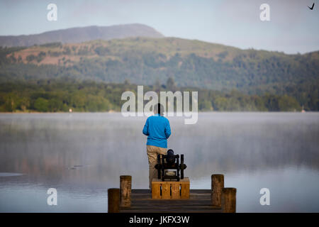 Matin brume sur un grand lac Windermere Cumbria en's Lake District National Park, Pier et canon à basse Bois Marina, près de Ambleside Banque D'Images