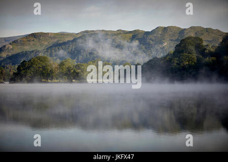 Matin brume sur un grand lac Windermere Cumbria en's Lake District National Park, le plus grand lac naturel des terres en Angleterre Banque D'Images