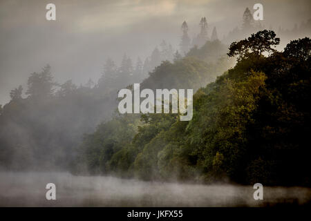 Matin brume sur un grand lac Windermere Cumbria en's Lake District National Park, le plus grand lac naturel des terres en Angleterre Banque D'Images