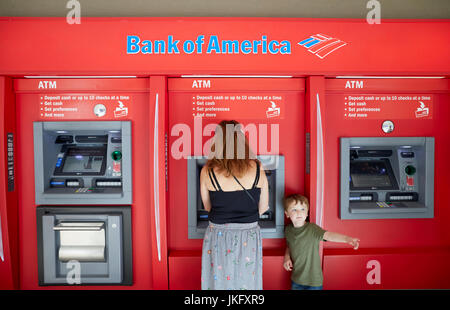 La ville de New York, Manhattan, Bank of America distributeur automatique de billets utilisés par les clients Banque D'Images