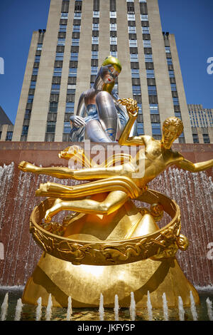 La ville de New York, Manhattan, assis, Jeff Koons ballerine ballerine gonflable énorme installé au Rockefeller Center encadrées de Prometheus Statue d'Or Banque D'Images