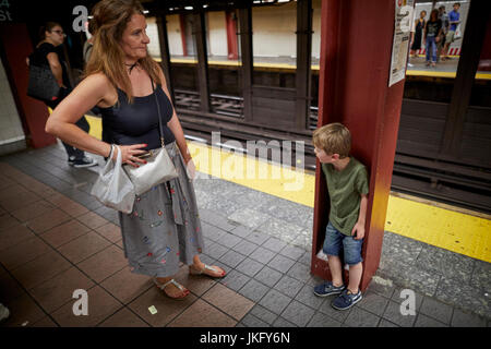 La ville de New York, Manhattan, marie et william dans le métro Banque D'Images