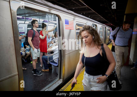 La ville de New York, Manhattan, rue 43e métro N Banque D'Images