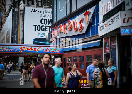 La ville de New York, Manhattan, États-Unis, attraction touristique populaire Ellens Stardust Le dîner à Times Square Banque D'Images