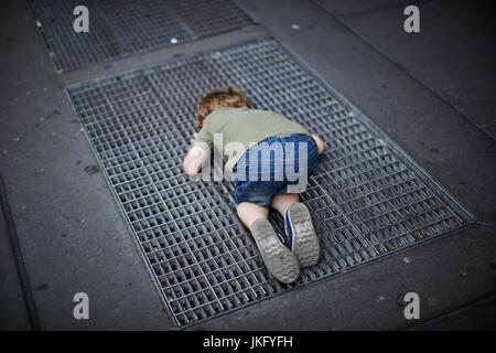 La ville de New York, Manhattan, États-Unis, William waugh écouter le métro grâce à des barbecues de trottoir Banque D'Images