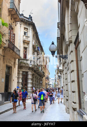 Les touristes dans la rue Obispo, la rue commerçante principale de La Havane, La Vieille Havane, Cuba Banque D'Images