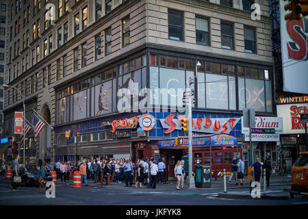 La ville de New York, Manhattan, États-Unis, attraction touristique populaire Ellens Stardust Le dîner à Times Square Banque D'Images