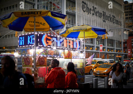 La ville de New York, Manhattan, États-Unis, négociant distributeur vente rue kiosque Gyro sur la 8e Avenue en face de l'heure de New York les bureaux des journaux Banque D'Images