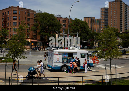 La ville de New York, Manhattan, États-Unis, Brighton Beach Oceanside à Brooklyn, les gens de la file d'un icecrean au van Banque D'Images