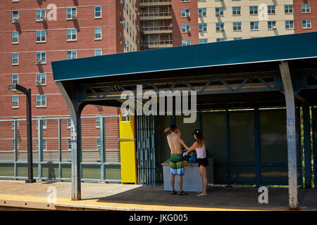 La ville de New York, Manhattan, États-Unis, Coney Island Q train à la gare de l'Aquarium de New York Banque D'Images
