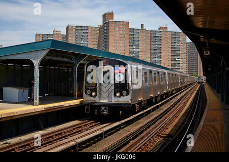 La ville de New York, Manhattan, États-Unis, Coney Island Q train à la gare de l'Aquarium de New York Banque D'Images