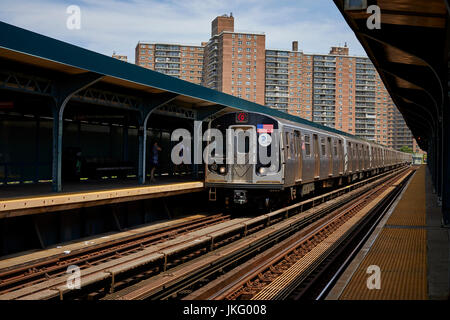 La ville de New York, Manhattan, États-Unis, Coney Island Q train à la gare de l'Aquarium de New York Banque D'Images