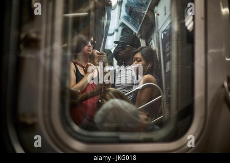 La ville de New York, Manhattan, États-Unis, un chariot chargé par la fenêtre d'un train à Brooklyn métro Q Banque D'Images