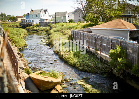 La ville de New York, Manhattan, États-Unis, Howards Beach une rivière dans le quartier de classe moyenne de Queens Banque D'Images