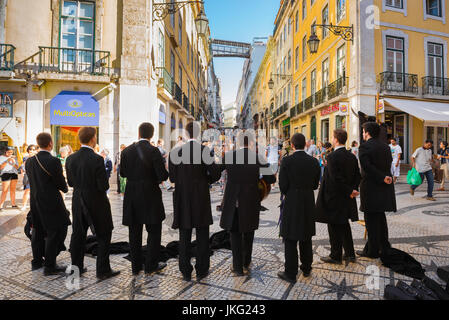 La musique de rue de Lisbonne, une bande de musiciens étudiant les passants dans une rue du quartier de Baixa de Lisbonne, Portugal. Banque D'Images