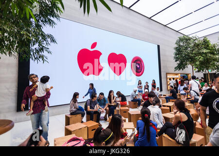 Singapour - le 28 mai 2017 : les personnes bénéficiant de leur temps en nouvel Apple Store de l'Orchard Road Banque D'Images