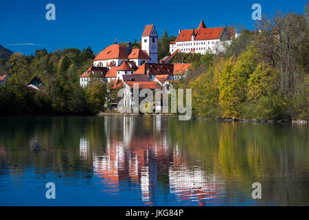 Allemagne, Bavière, Füssen, l'abbaye de Saint Mang et le Château Hohes Schloss de la rivière Lech Banque D'Images