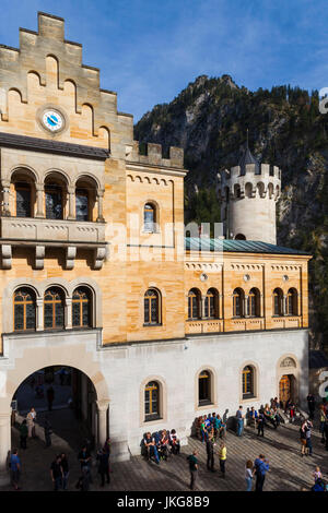 Germany, Bavaria, Schloss Hohenschwangau, château de Neuschwanstein, vue sur cour Banque D'Images