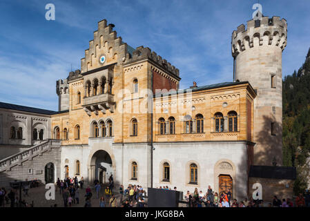 Germany, Bavaria, Schloss Hohenschwangau, château de Neuschwanstein, vue sur cour Banque D'Images