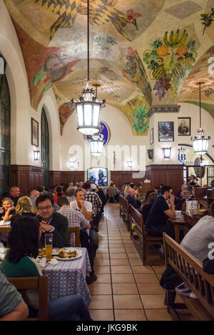 Germany, Bavaria, Munich, Hofbreauhaus beerhall à Munich, le plus ancien, construit en 1644, de l'intérieur Banque D'Images